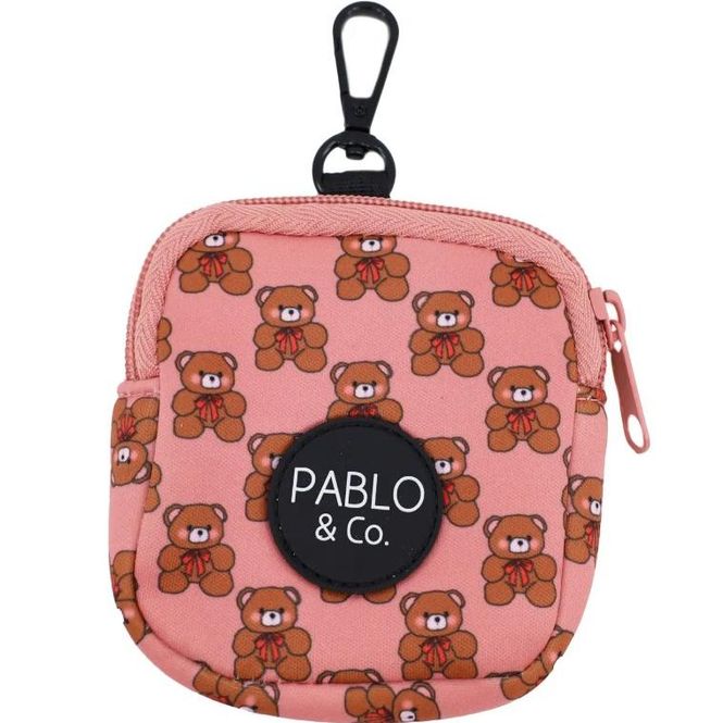 Hovedbilde Pablo Godbitholder, Rosa med teddybjørn